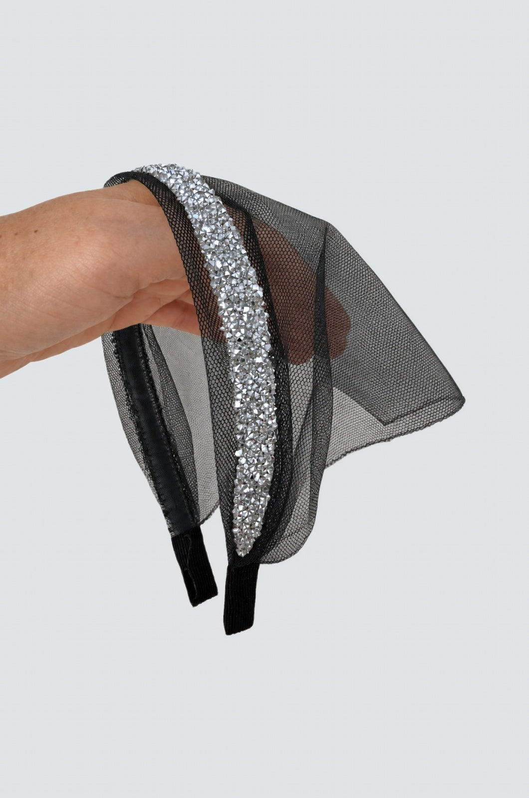 Batic Tulle cordeluta cu colt cu sclipici, culoare negru 50, sclipici argintiu, pe suprafață
