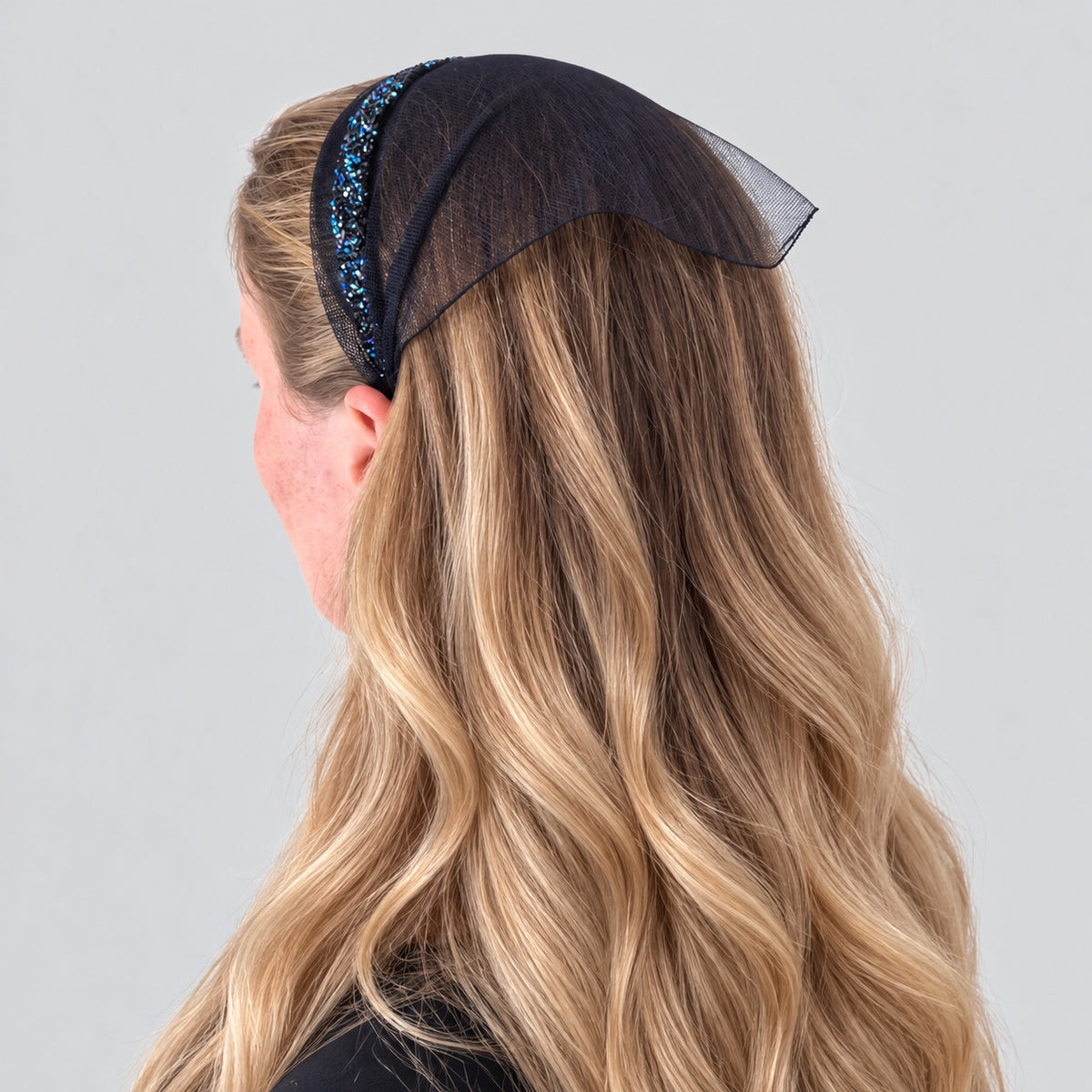 Batic Tulle cordeluta cu colt cu sclipici, culoare negru 50, sclipici bleumarin, pe cap