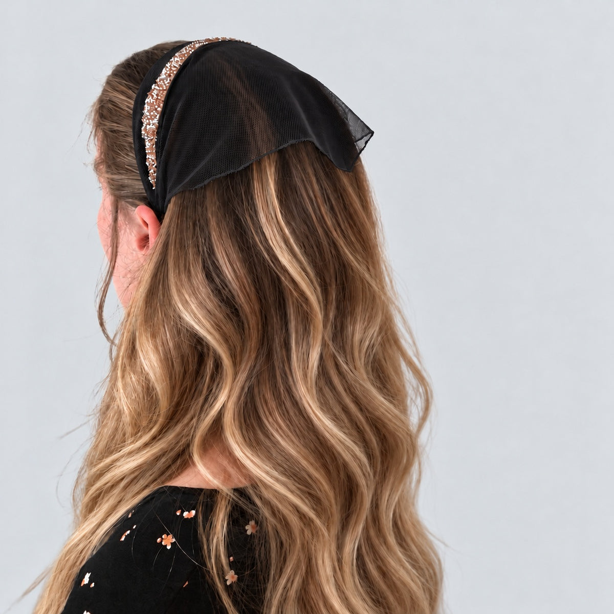 Batic Tulle cordeluta cu colt cu sclipici, culoare negru 50, sclipici crem, pe cap