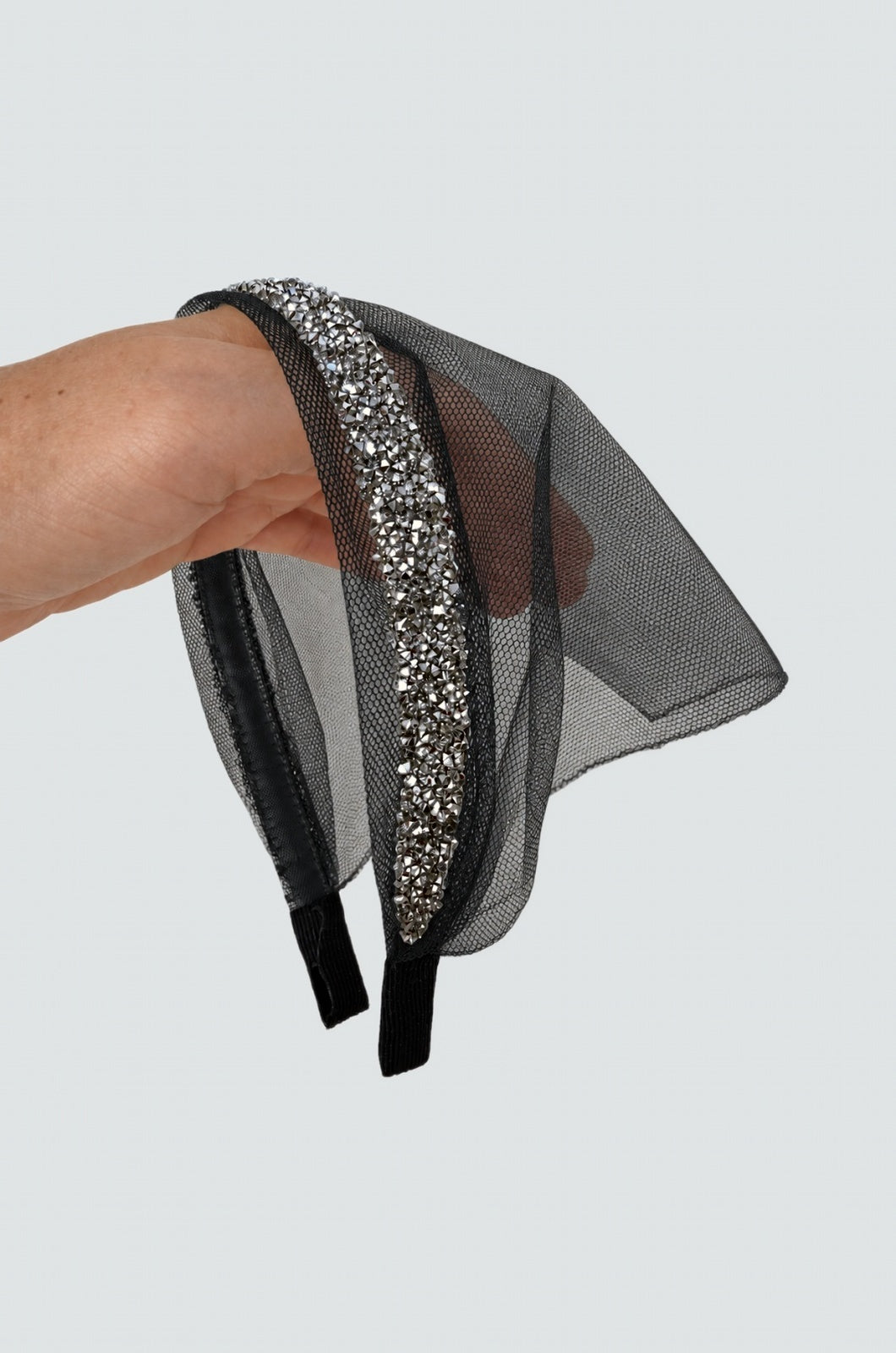 Batic Tulle cordeluta cu colt cu sclipici, culoare negru 50, sclipici gri, pe suprafață