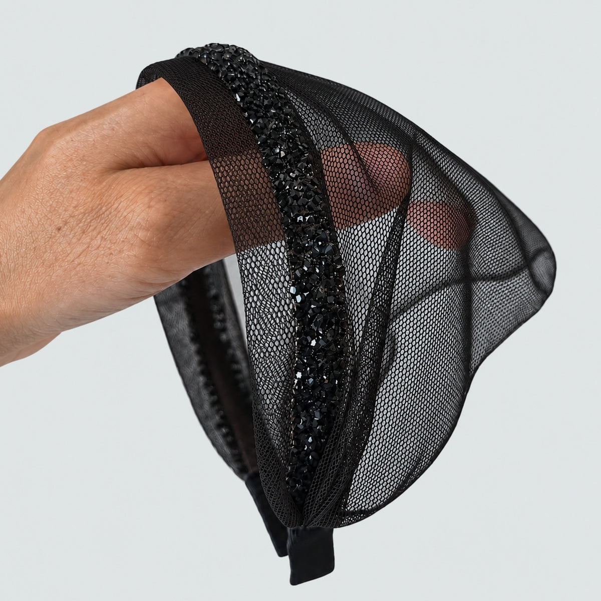 Batic Tulle cordeluta cu colt cu sclipici, culoare negru 50, sclipici negru, pe suprafață