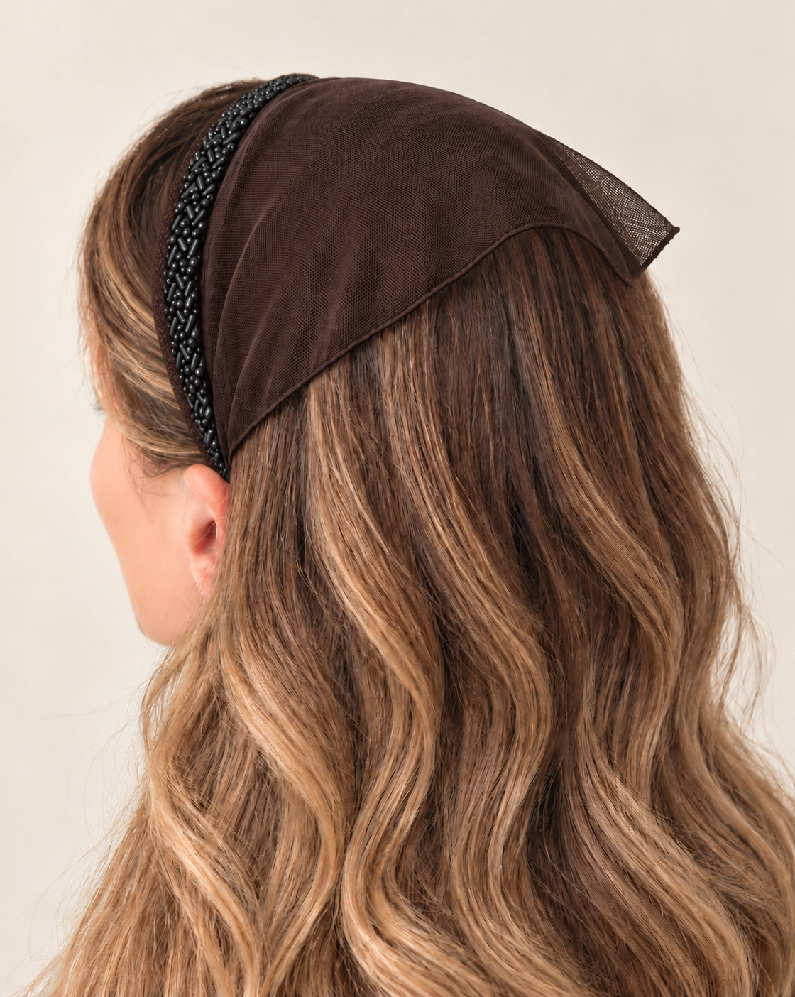Batic Tulle pe cordeluta cu colt cu margele, culoare maro opac 51, margele negre, pe cap