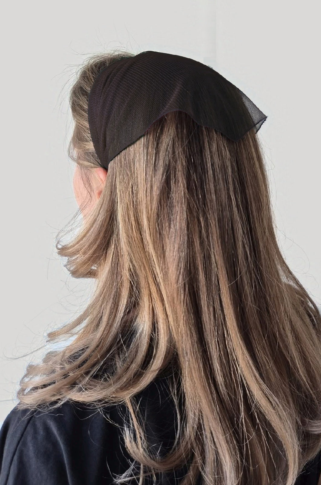Batic Tulle cordeluta cu colt, culoare maro opac 51, pe cap