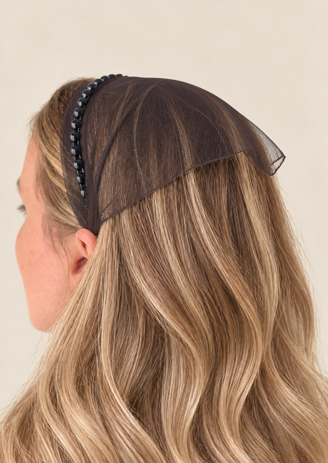 Batic Tulle cordeluta cu colt cu perle, culoare maro opac 51, perle negre, pe cap