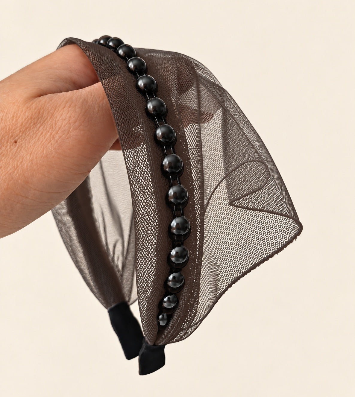Batic Tulle cordeluta cu colt cu perle, culoare maro opac 51, perle negre, pe suprafață