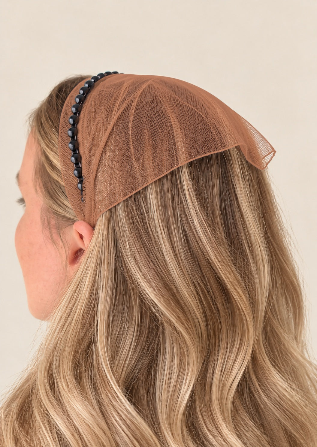 Batic Tulle cordeluta cu colt cu perle, culoare carmaziu 52, perle negre, pe cap