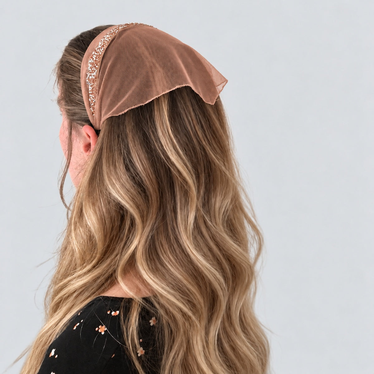 Batic Tulle cordeluta cu colt cu sclipici, culoare carmaziu 52, sclipici crem, pe cap
