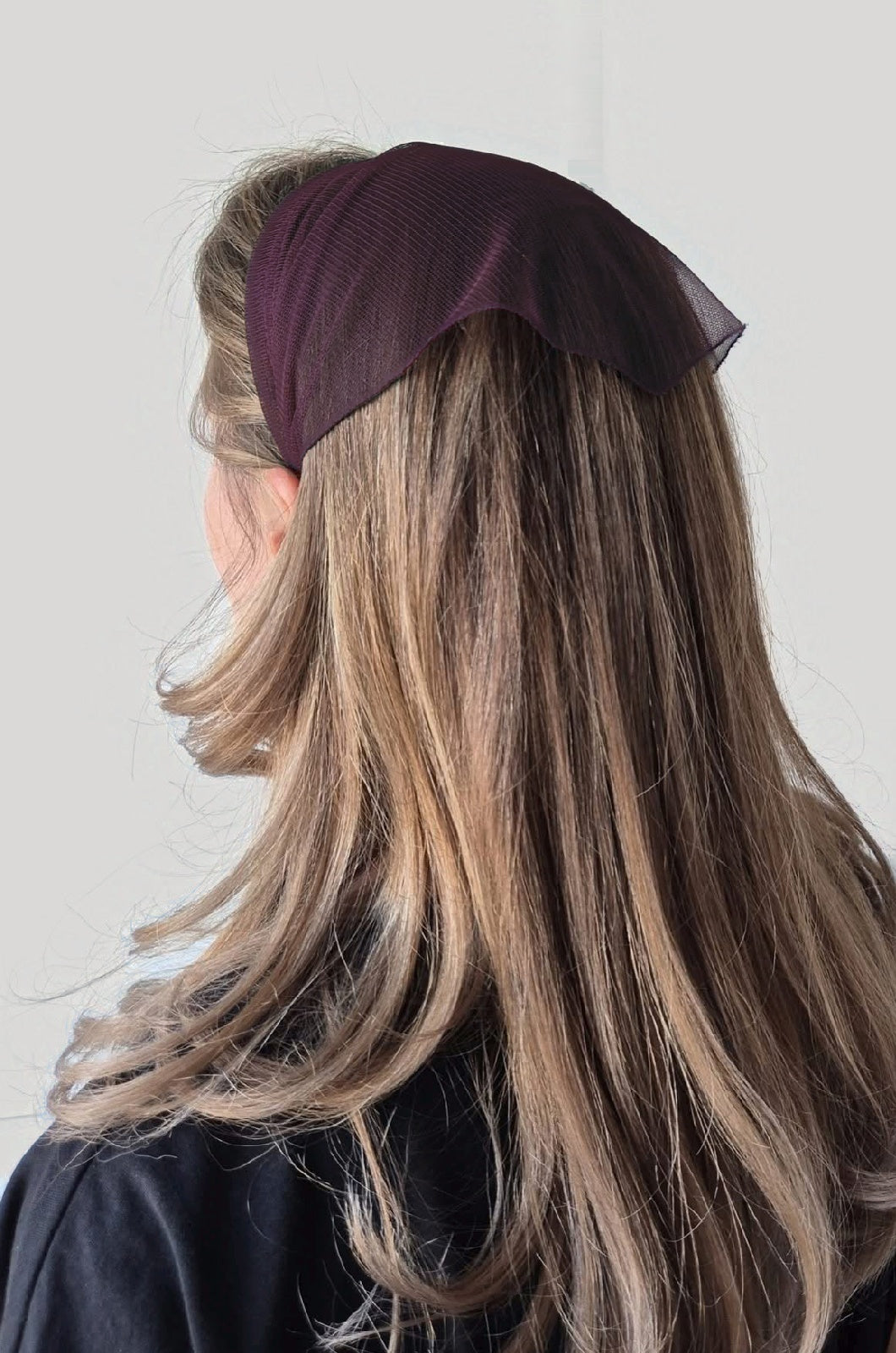 Batic Tulle cordeluta cu colt, culoare pruna 53, pe cap