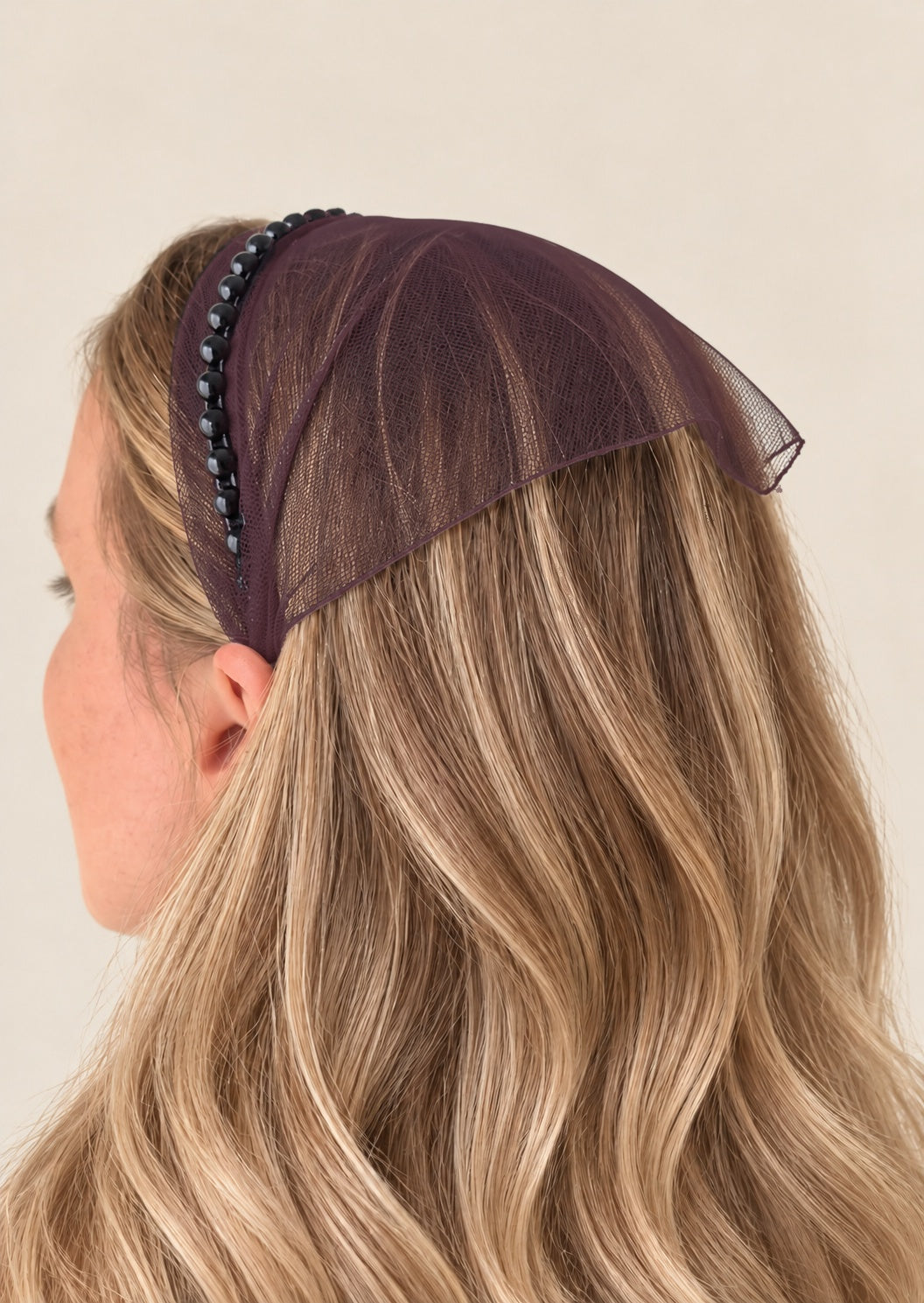 Batic Tulle cordeluta cu colt cu perle, culoare pruna 53, perle negre, pe cap