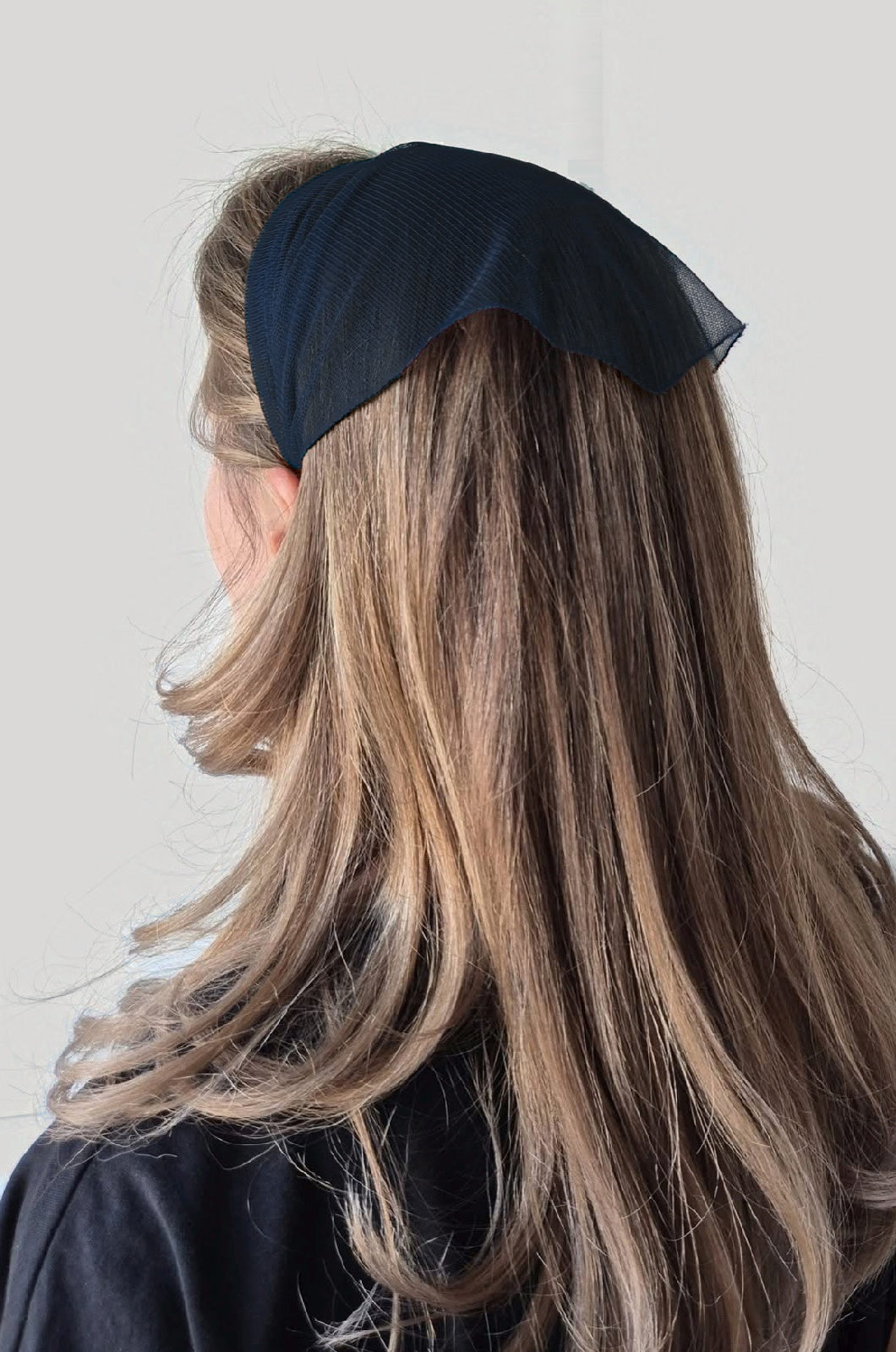 Batic Tulle cordeluta cu colt, culoare blumarin 55, pe cap