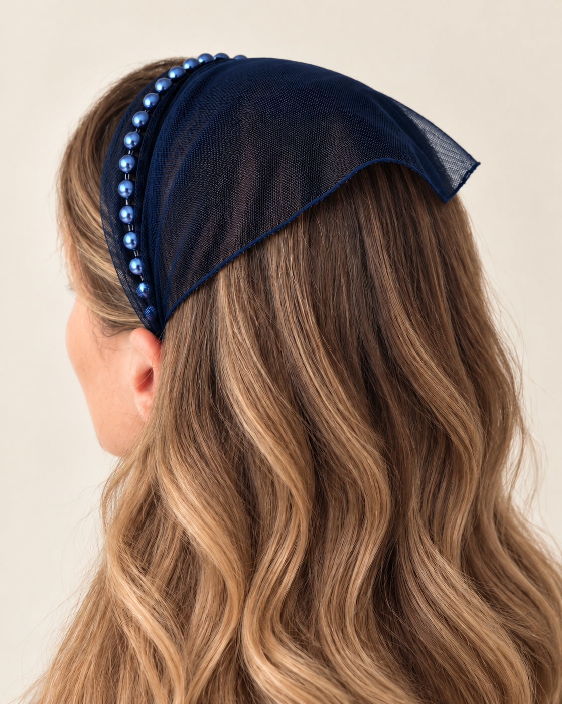 Batic Tulle cordeluta cu colt cu perle, culoare blumarin 55, perle bleumarin, pe cap