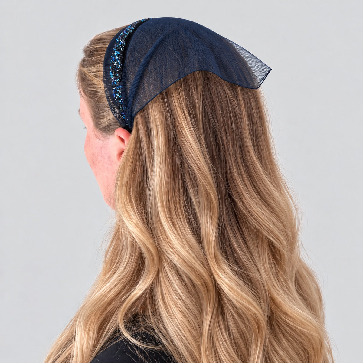 Batic Tulle cordeluta cu colt cu sclipici, culoare blumarin 55, sclipici bleumarin, pe cap