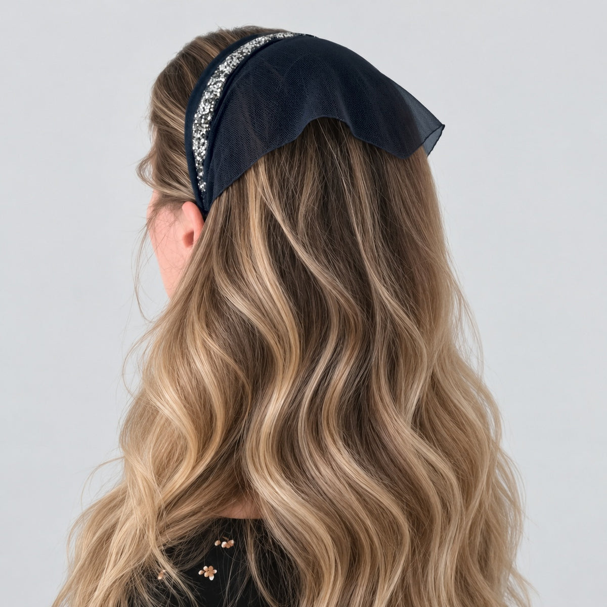 Batic Tulle cordeluta cu colt cu sclipici, culoare blumarin 55, sclipici negru cu argintiu, pe cap