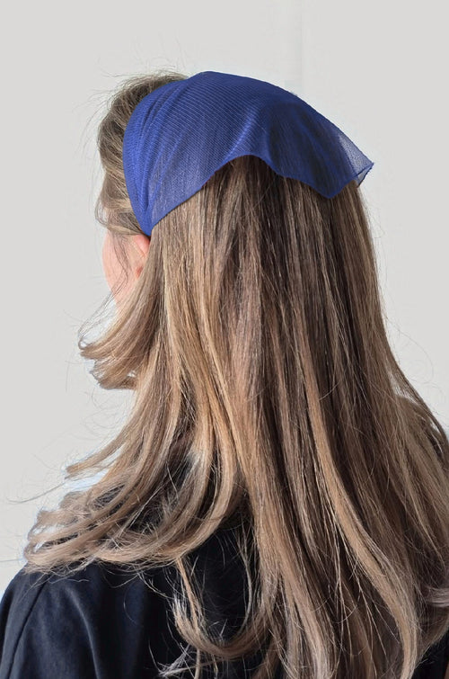 Batic Tulle cordeluta cu colt, culoare Albastru Regal 56, pe cap