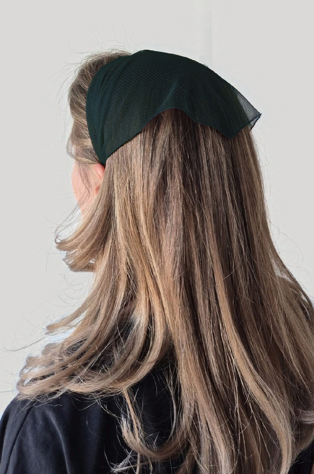 Batic Tulle cordeluta cu colt, culoare Verde Inchis 57, pe cap