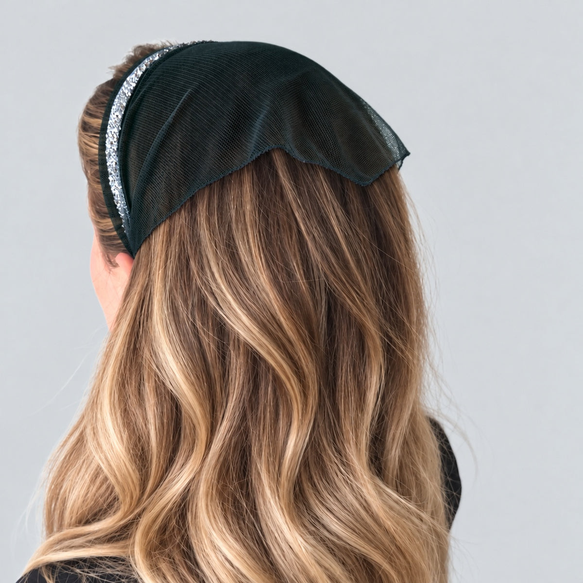 Batic Tulle cordeluta cu colt cu sclipici, culoare Verde Inchis 57, sclipici argintiu, pe cap