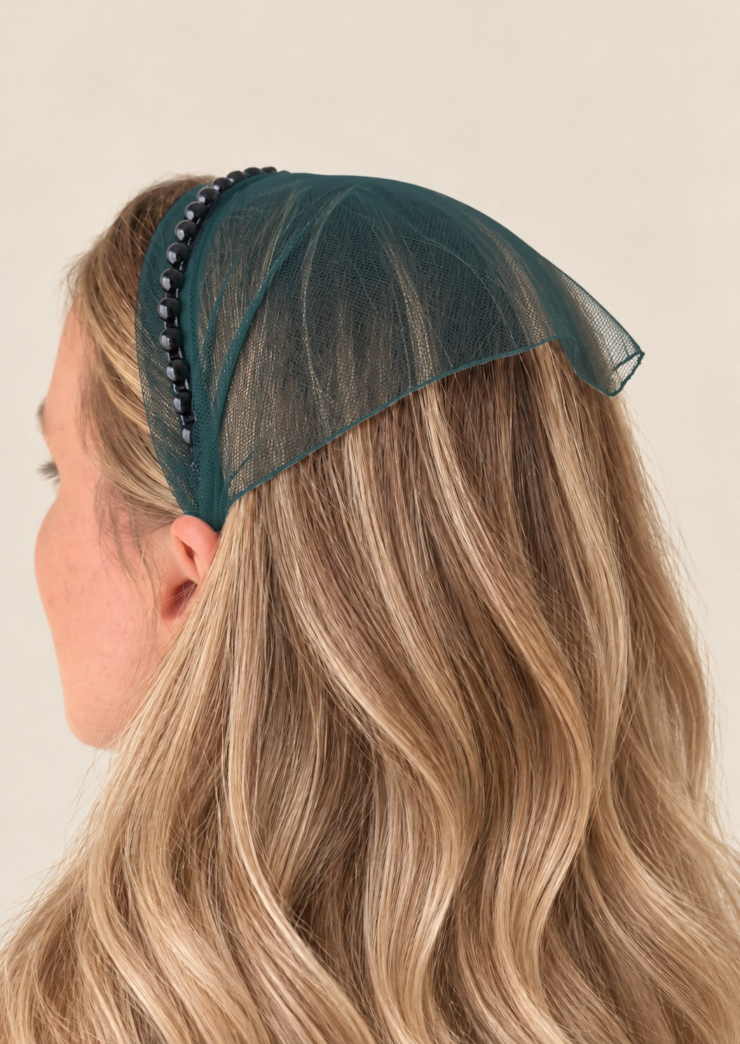 Batic Tulle cordeluta cu colt cu perle, culoare Verde 58, perle negre, pe cap