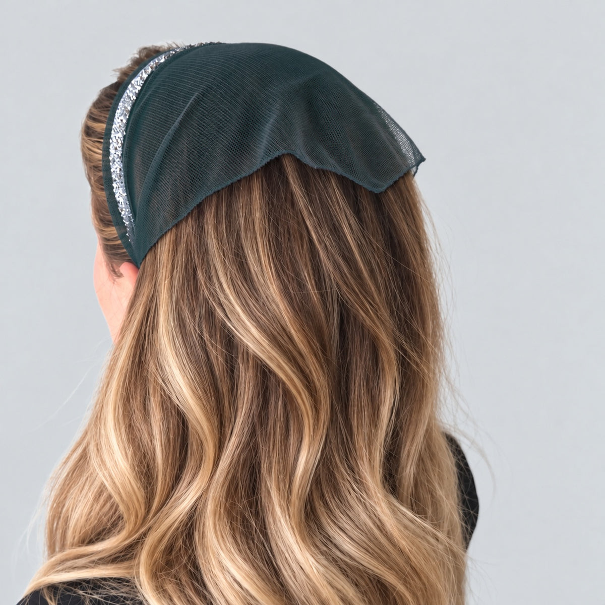 Batic Tulle cordeluta cu colt cu sclipici, culoare Verde 58, sclipici argintiu, pe cap