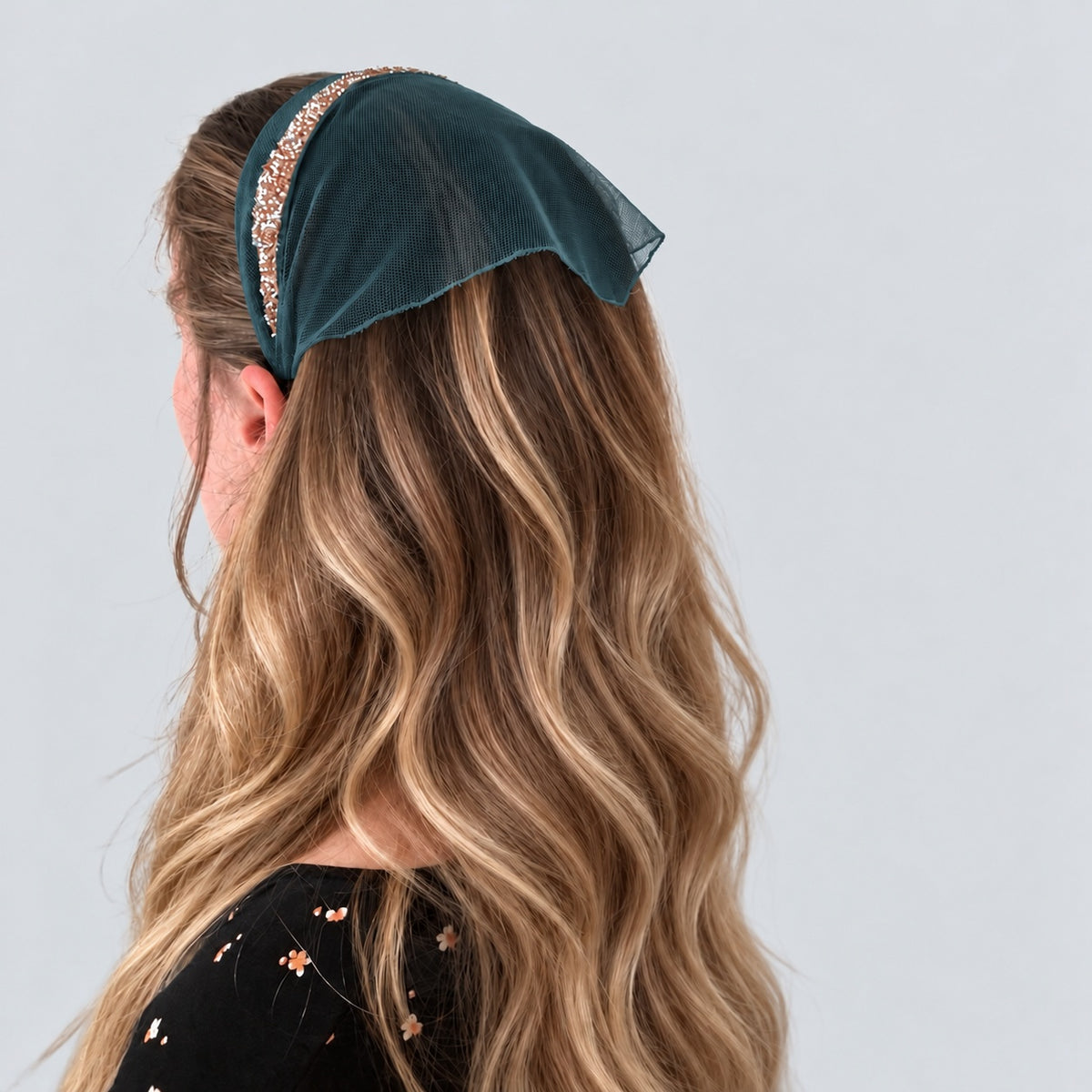 Batic Tulle cordeluta cu colt cu sclipici, culoare Verde 58, sclipici crem, pe cap