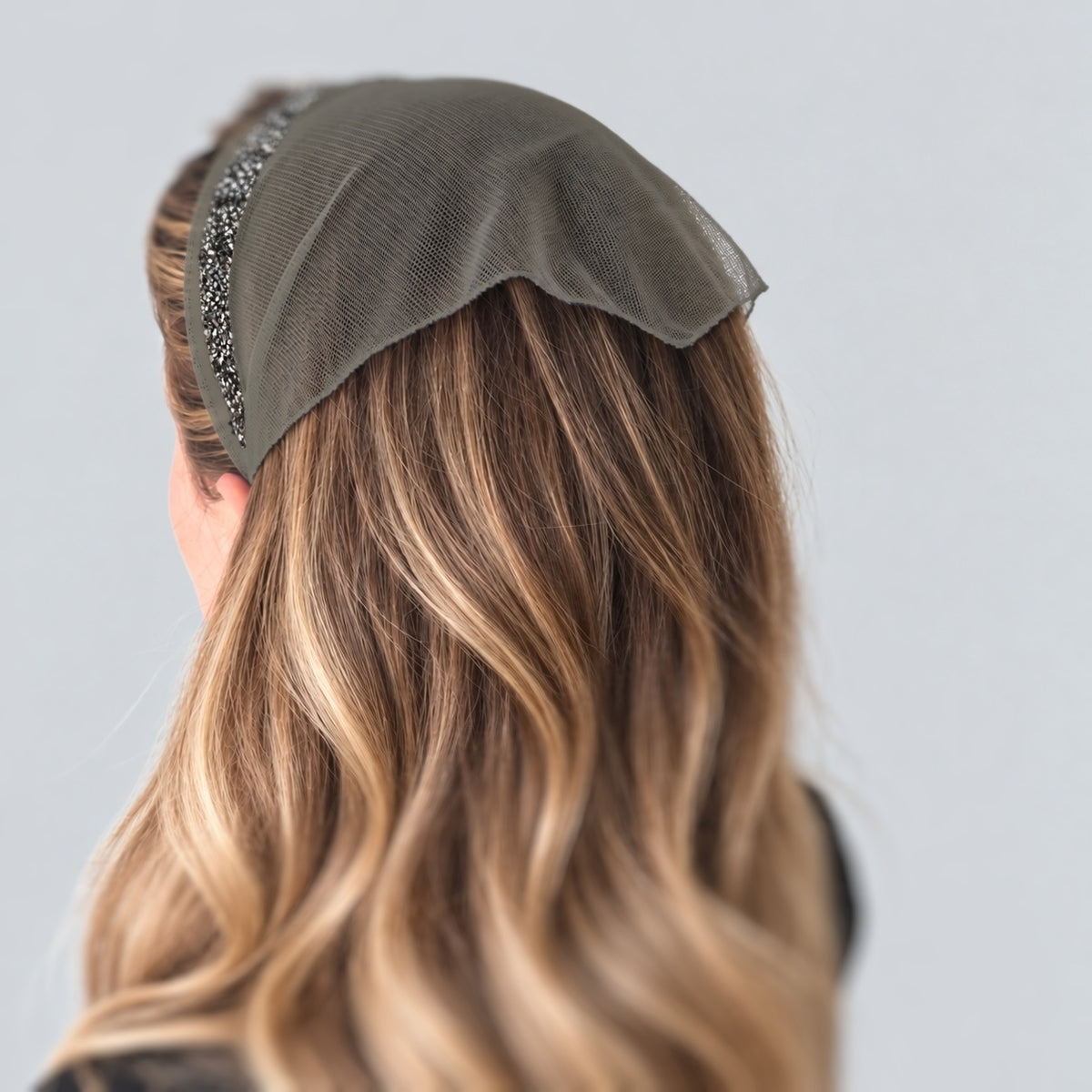 Batic Tulle cordeluta cu colt cu sclipici, culoare Verde Army 59, sclipici gri, pe cap