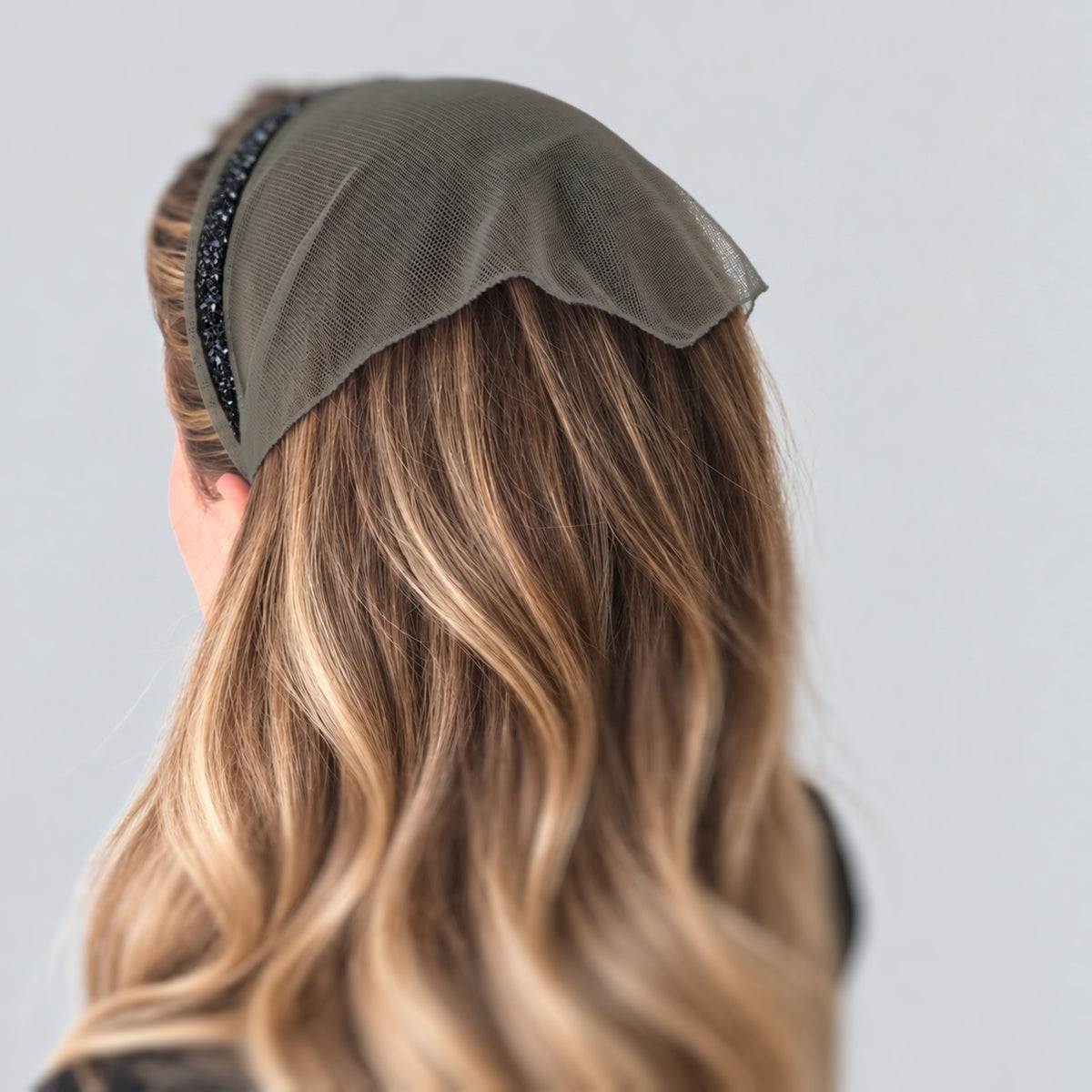 Batic Tulle cordeluta cu colt cu sclipici, culoare Verde Army 59, sclipici negru, pe cap