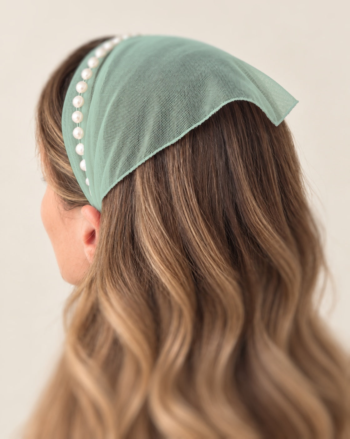 Batic Tulle cordeluta cu colt cu perle, culoare Menta 60, perle albe, pe cap