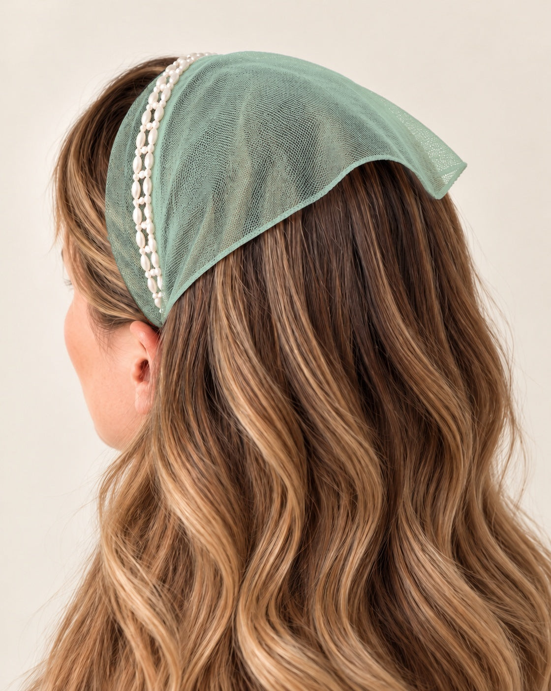 Batic Tulle cordeluta cu colt cu perle, culoare Menta 60, perle duble albe, pe cap