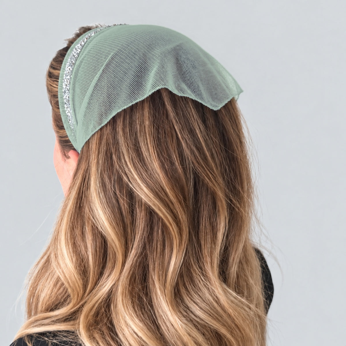 Batic Tulle cordeluta cu colt cu sclipici, culoare Menta 60, sclipici argintiu, pe cap
