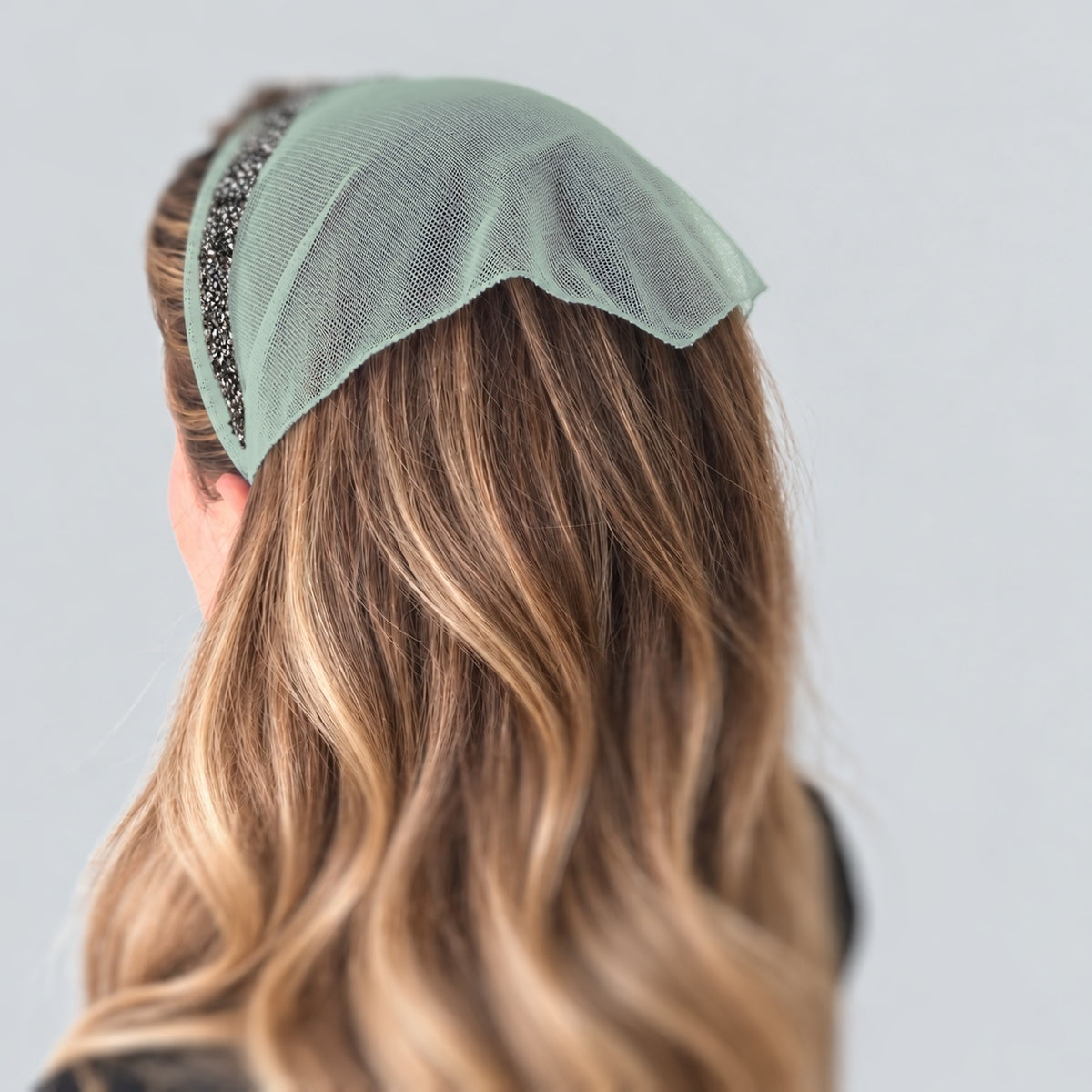 Batic Tulle cordeluta cu colt cu sclipici, culoare Menta 60, sclipici gri, pe cap