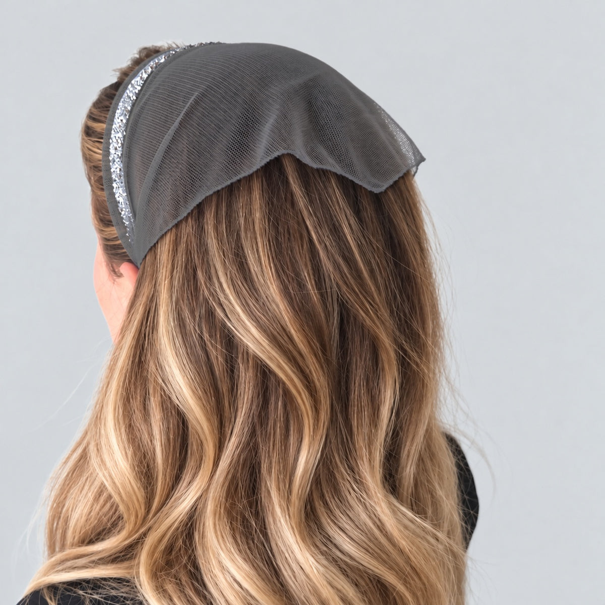 Batic Tulle cordeluta cu colt cu sclipici, culoare Gri 61, sclipici argintiu, pe cap