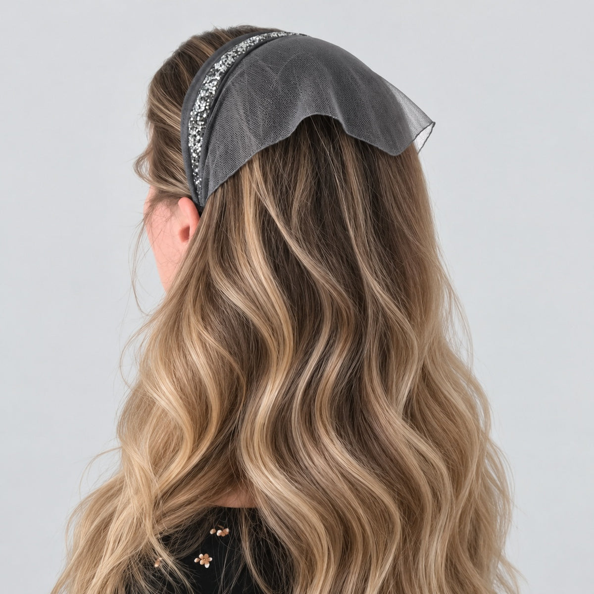 Batic Tulle cordeluta cu colt cu sclipici, culoare Gri 61, sclipici negru cu argintiu, pe cap