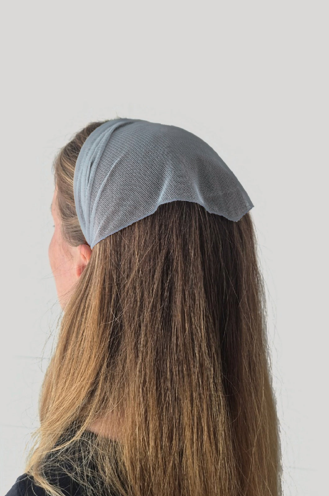 Batic Tulle cordeluta cu colt, culoare Gri deschis 62, pe cap