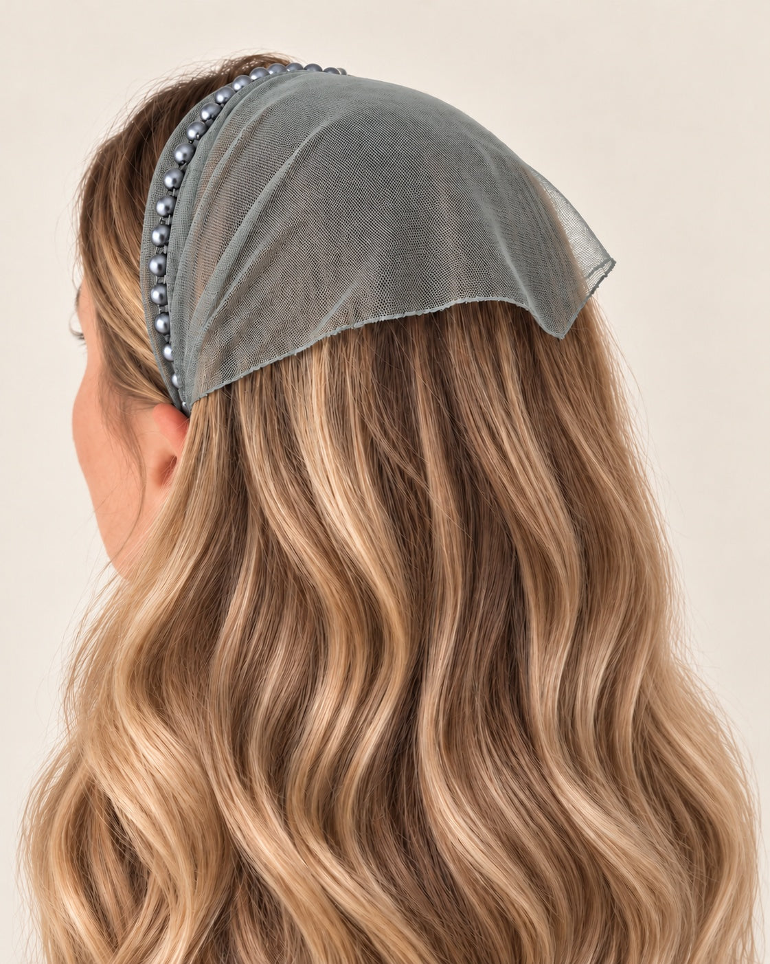 Batic Tulle cordeluta cu colt cu perle, culoare Gri deschis 62, perle gri, pe cap