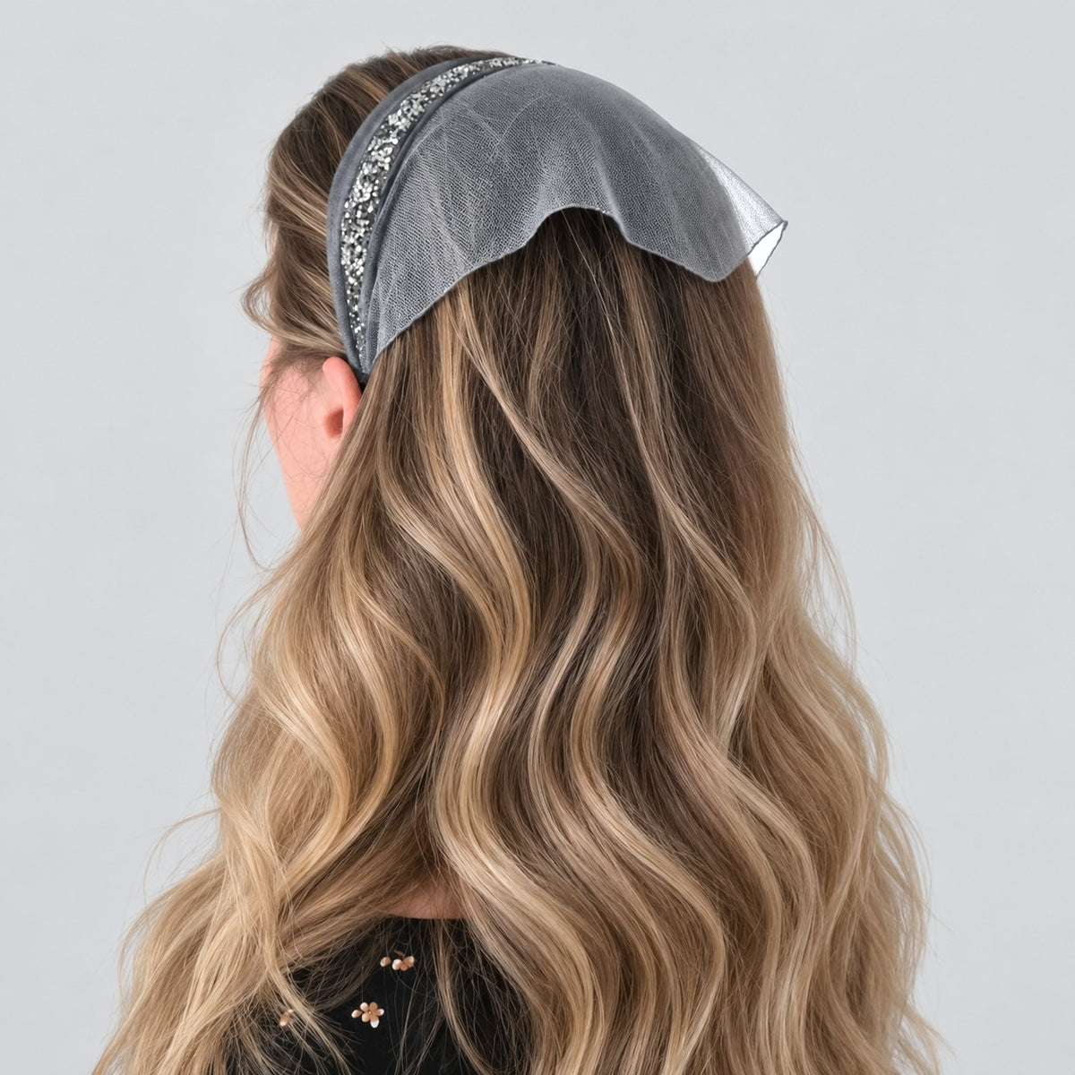 Batic Tulle cordeluta cu colt cu sclipici, culoare Gri deschis 62, sclipici negru cu argintiu, pe cap
