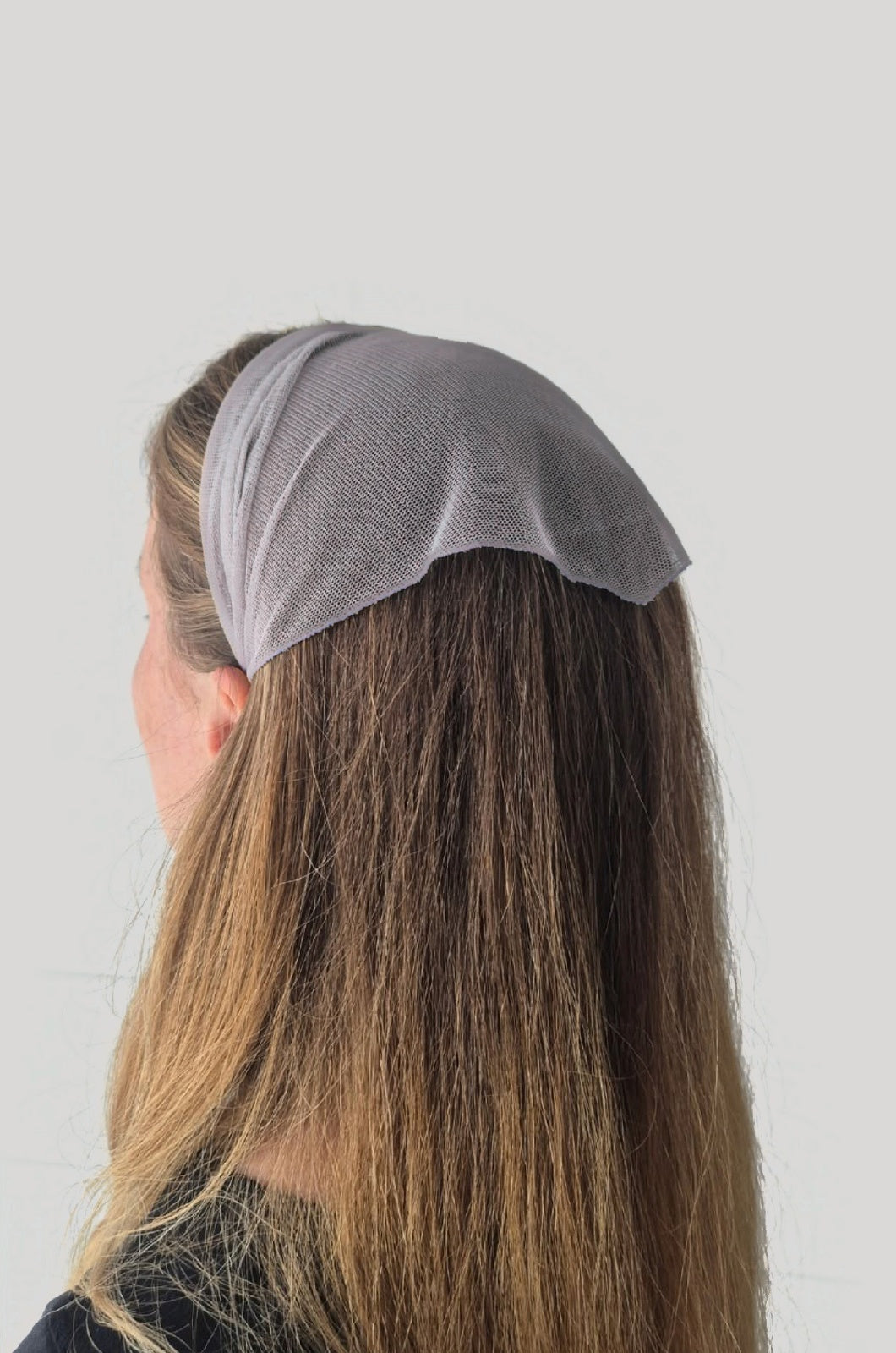 Batic Tulle cordeluta cu colt, culoare Toupe 63, pe cap