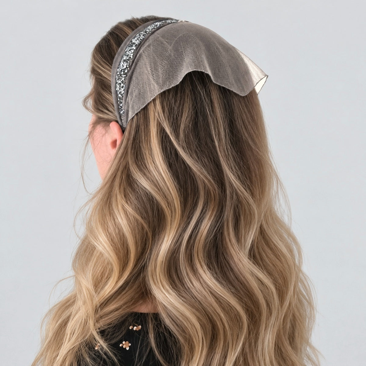 Batic Tulle cordeluta cu colt cu sclipici, culoare Toupe 63, sclipici negru cu argintiu, pe cap
