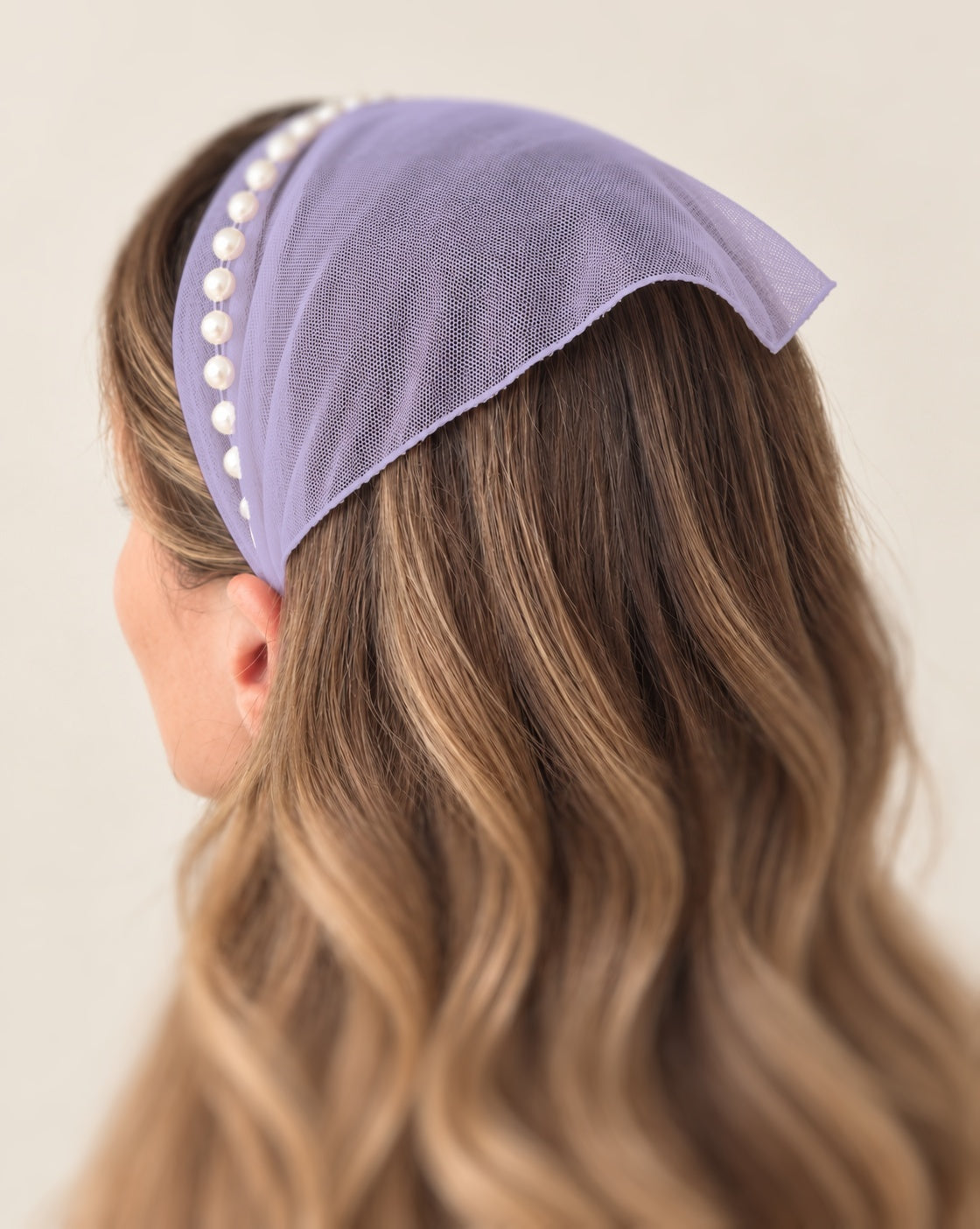 Batic Tulle cordeluta cu colt cu perle, culoare Mov Deschis 65, perle albe, pe cap