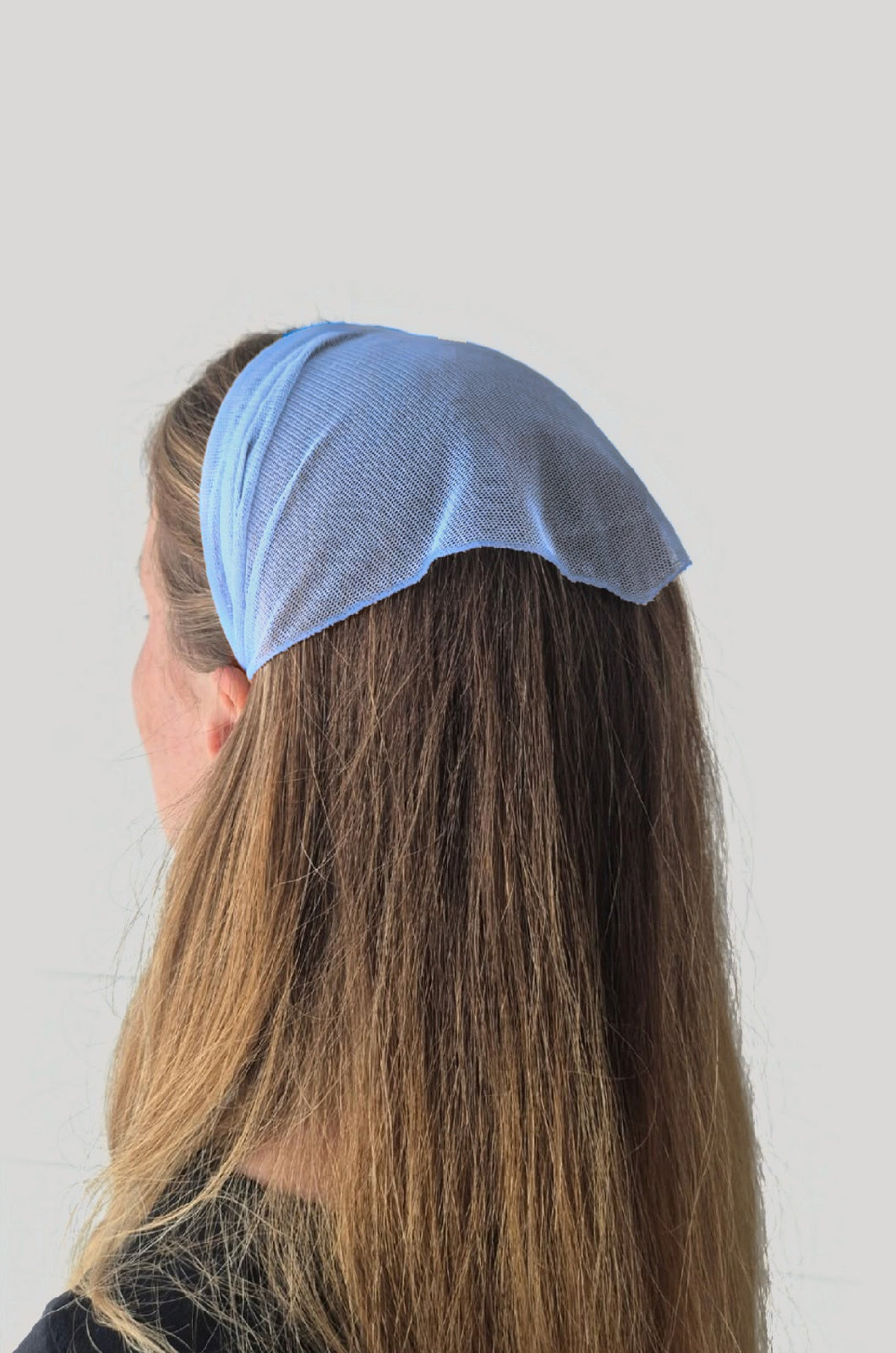 Batic Tulle cordeluta cu colt, culoare Albastru 66, pe cap