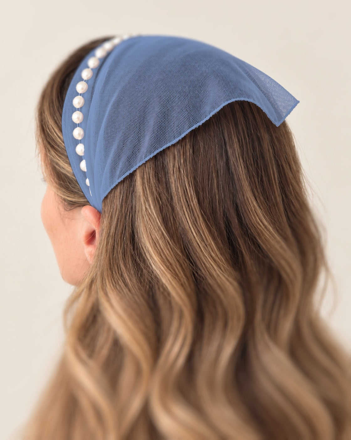 Batic Tulle cordeluta cu colt cu perle, culoare Albastru 66, perle albe, pe cap