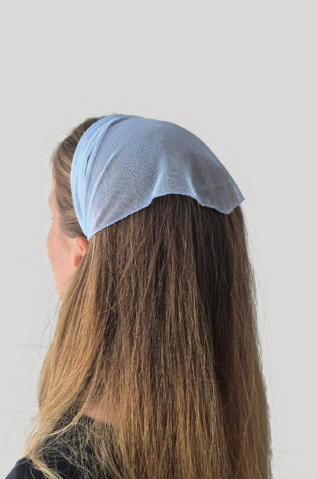 Batic Tulle cordeluta cu colt, culoare Albastru deschis 67, pe cap
