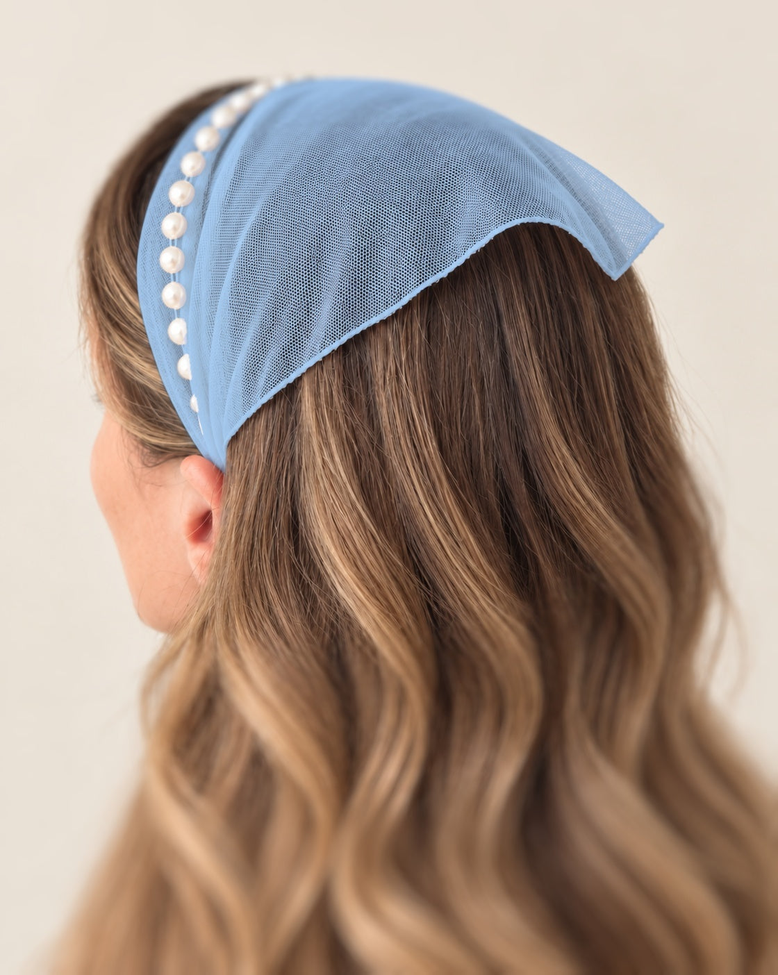 Batic Tulle cordeluta cu colt cu perle, culoare Albastru deschis 67, perle albe, pe cap