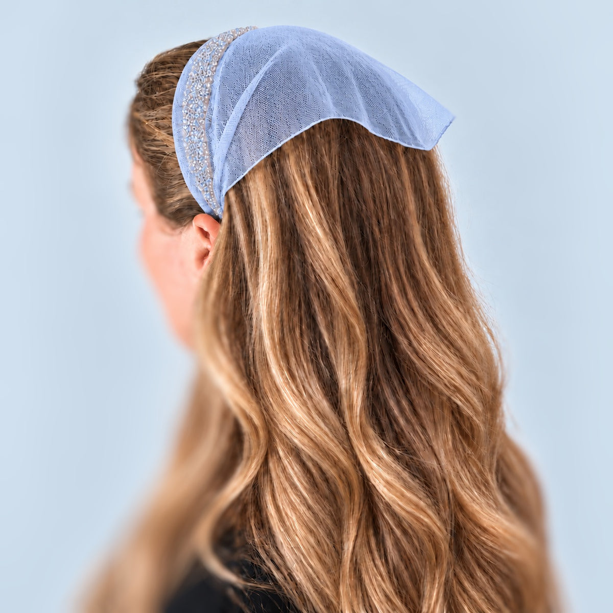 Batic Tulle cordeluta cu colt cu sclipici, culoare Albastru deschis 67, sclipici alb transparent, pe cap