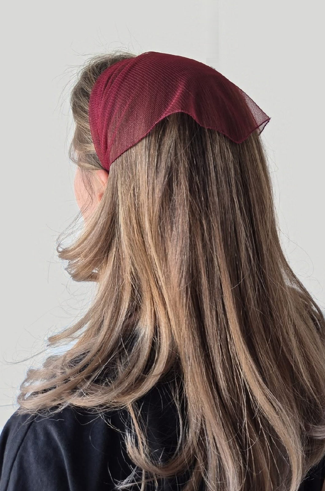 Batic Tulle cordeluta cu colt, culoare Visiniu 68, pe cap