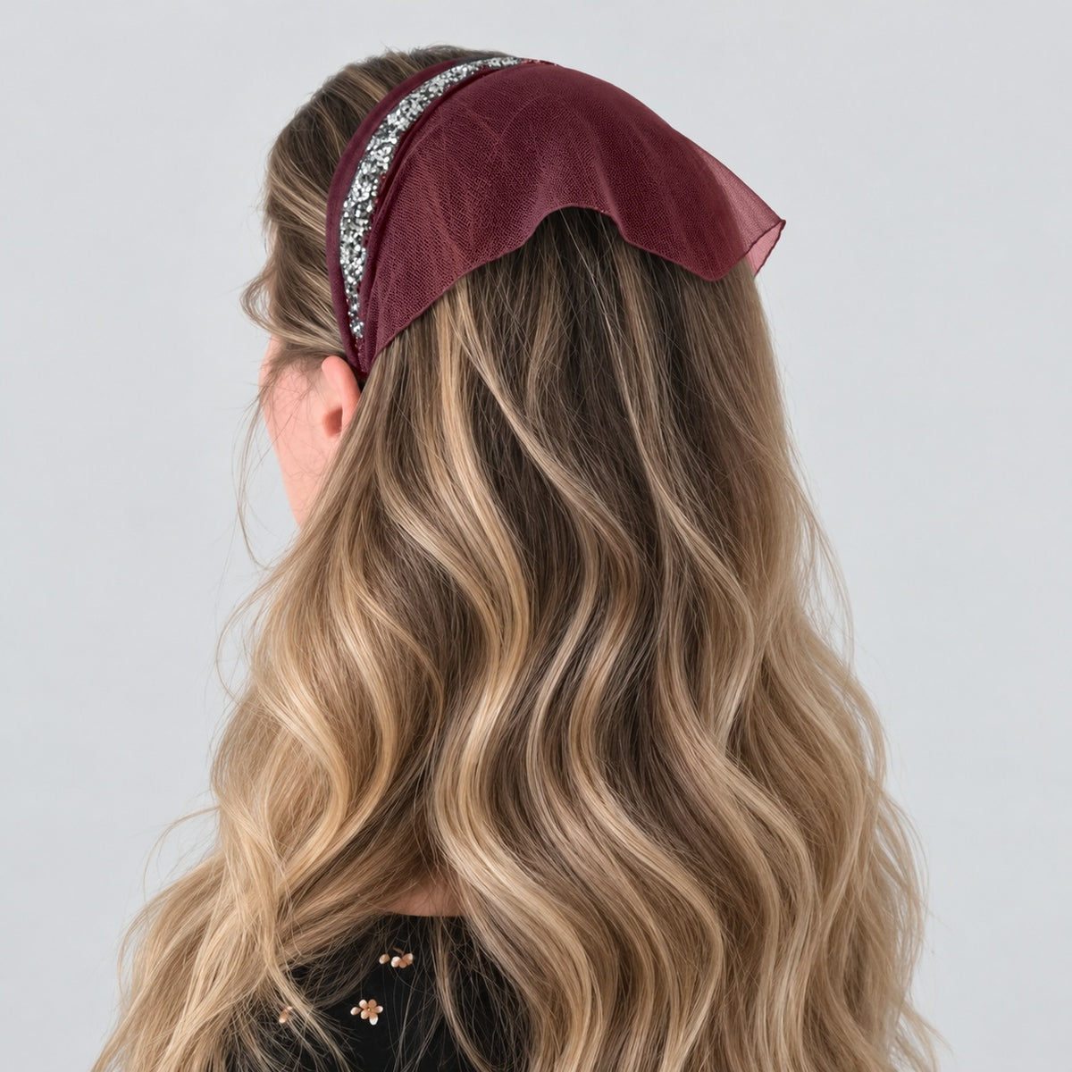 Batic Tulle cordeluta cu colt cu sclipici, culoare Visiniu 68, sclipici negru cu argintiu, pe cap