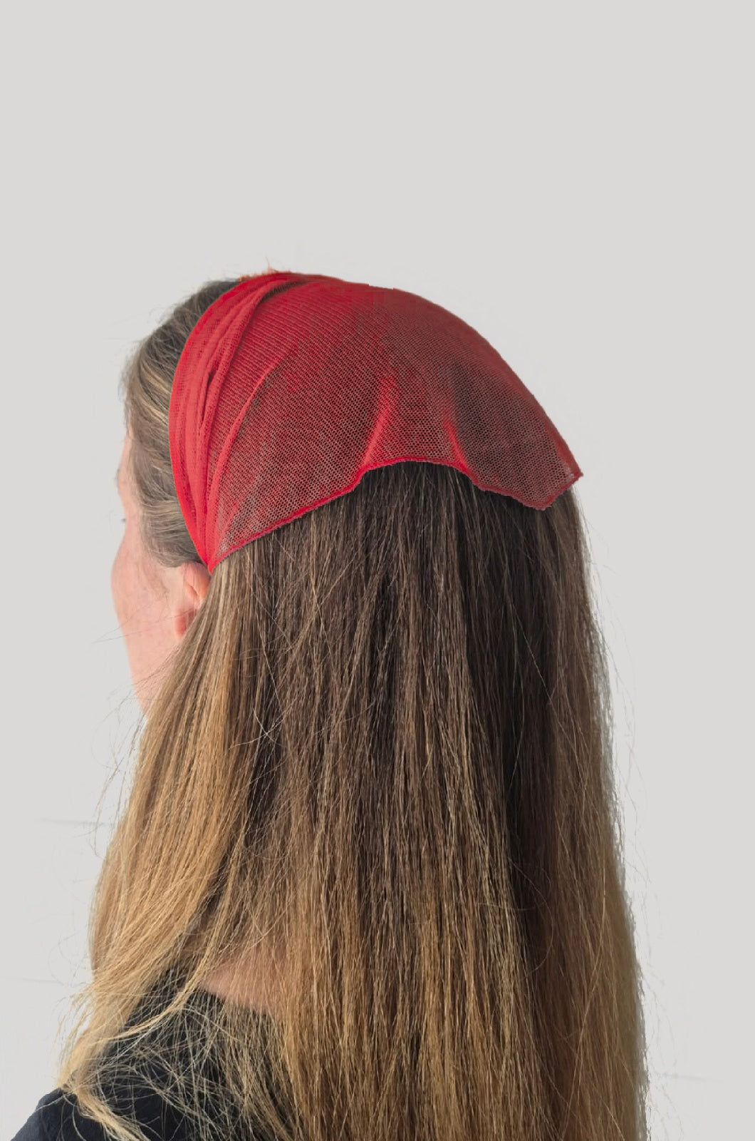 Batic Tulle cordeluta cu colt, culoare Rosu 69, pe cap