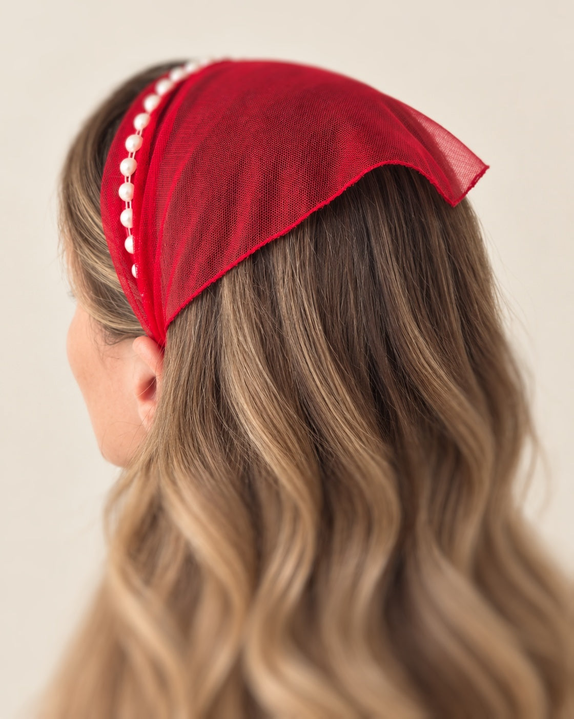 Batic Tulle cordeluta cu colt cu perle, culoare Rosu 69, perle albe, pe cap
