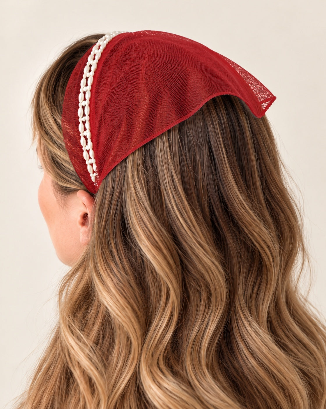 Batic Tulle cordeluta cu colt cu perle, culoare Rosu 69, perle duble albe, pe cap
