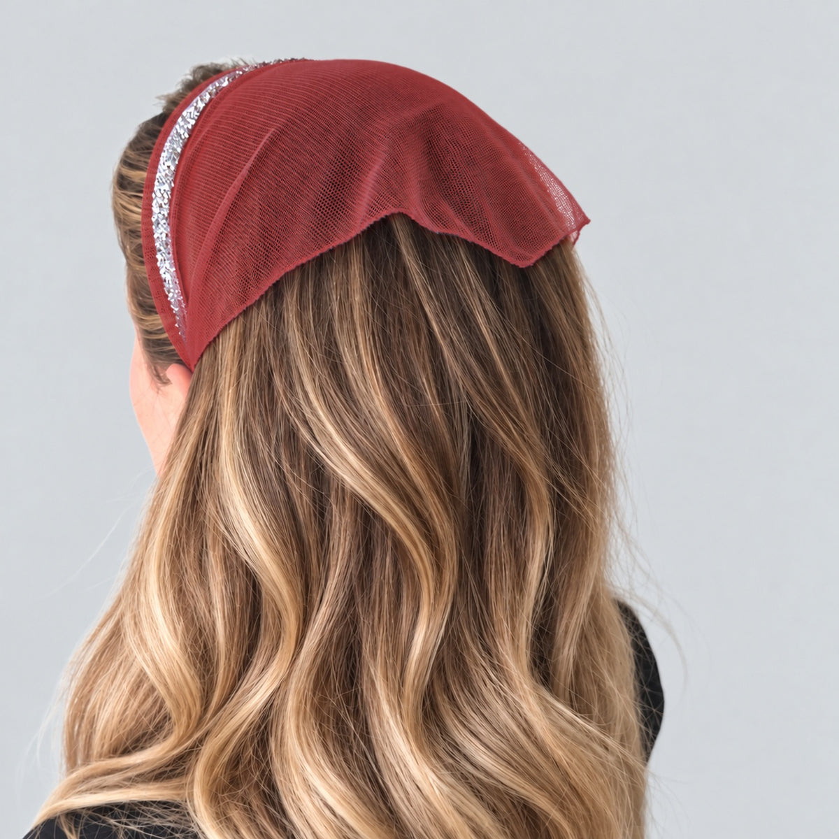 Batic Tulle cordeluta cu colt cu sclipici, culoare Rosu 69, sclipici argintiu, pe cap