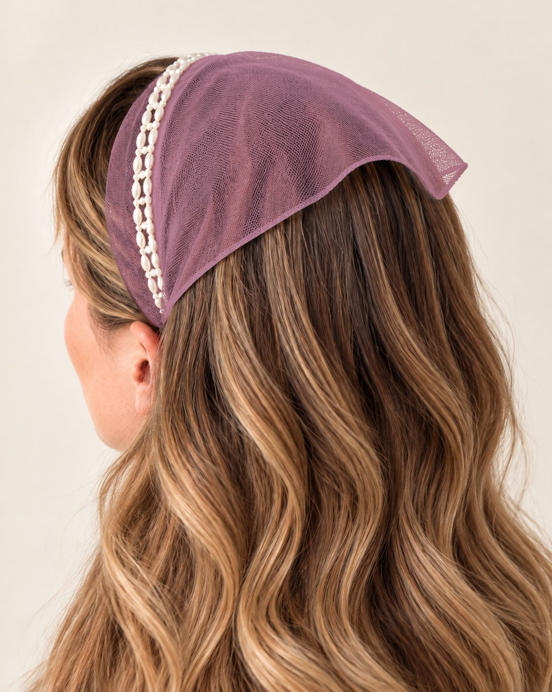Batic Tulle cordeluta cu colt cu perle, culoare Roz 70, perle duble albe, pe cap