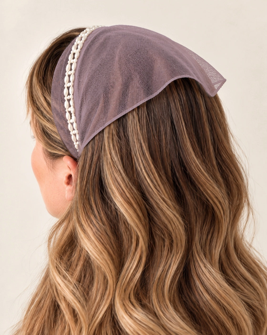 Batic Tulle cordeluta cu colt cu perle, culoare Roz pudra 71, perle duble albe, pe cap